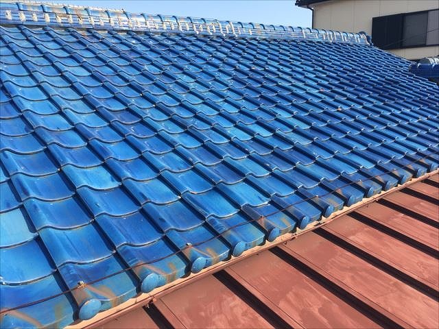 大垣市で瓦屋根の住宅におすまいのお客さまから瓦のズレでご相談、原因は劣化が疑われる状況で葺き替えをご希望